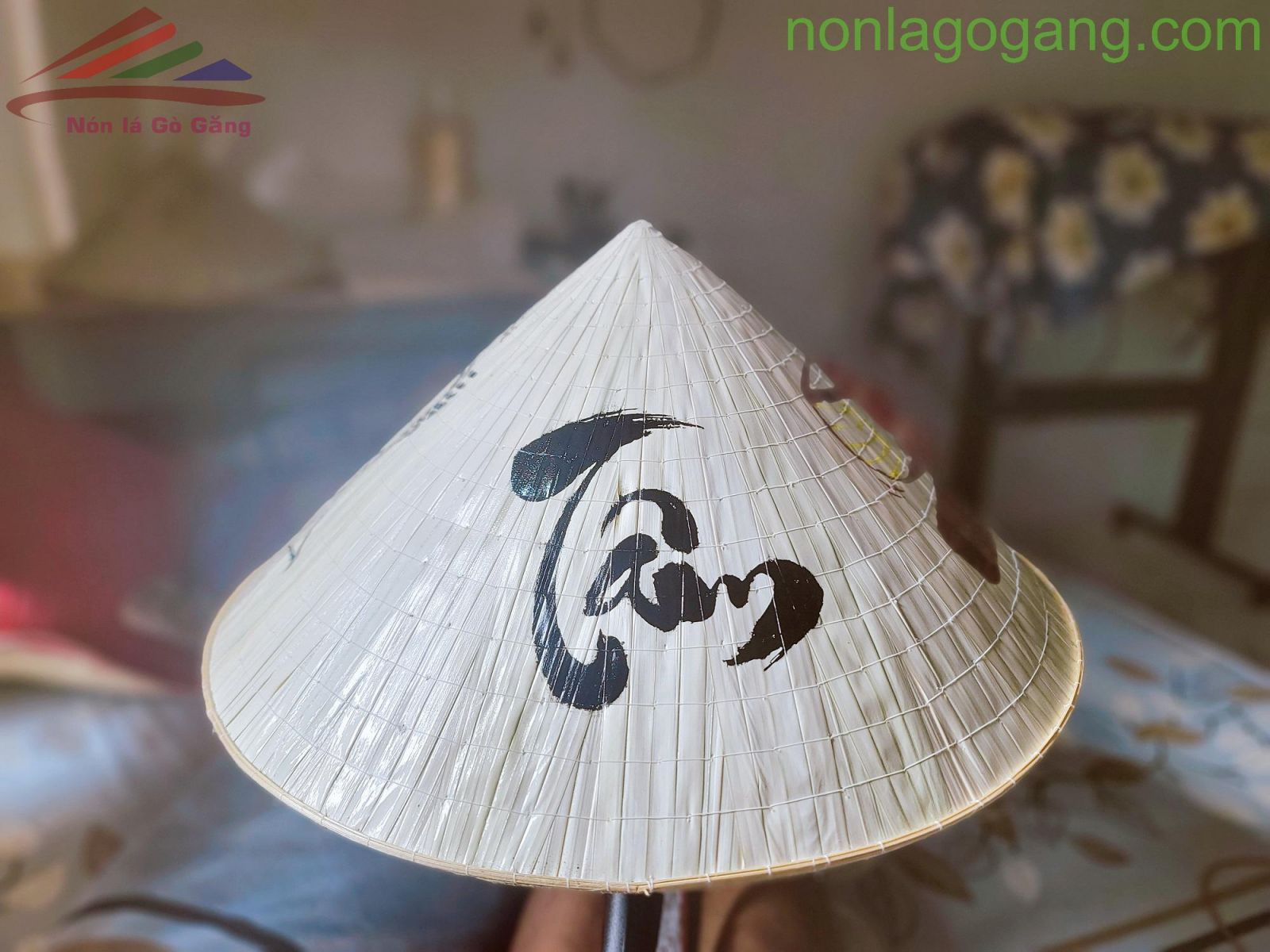 Nón Lá Truyền Thống và Nghệ Thuật Vẽ Trang Trí